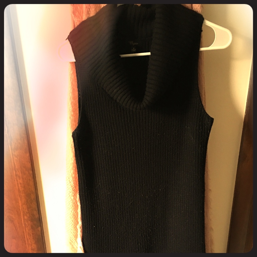 Black Sleeveless dress.